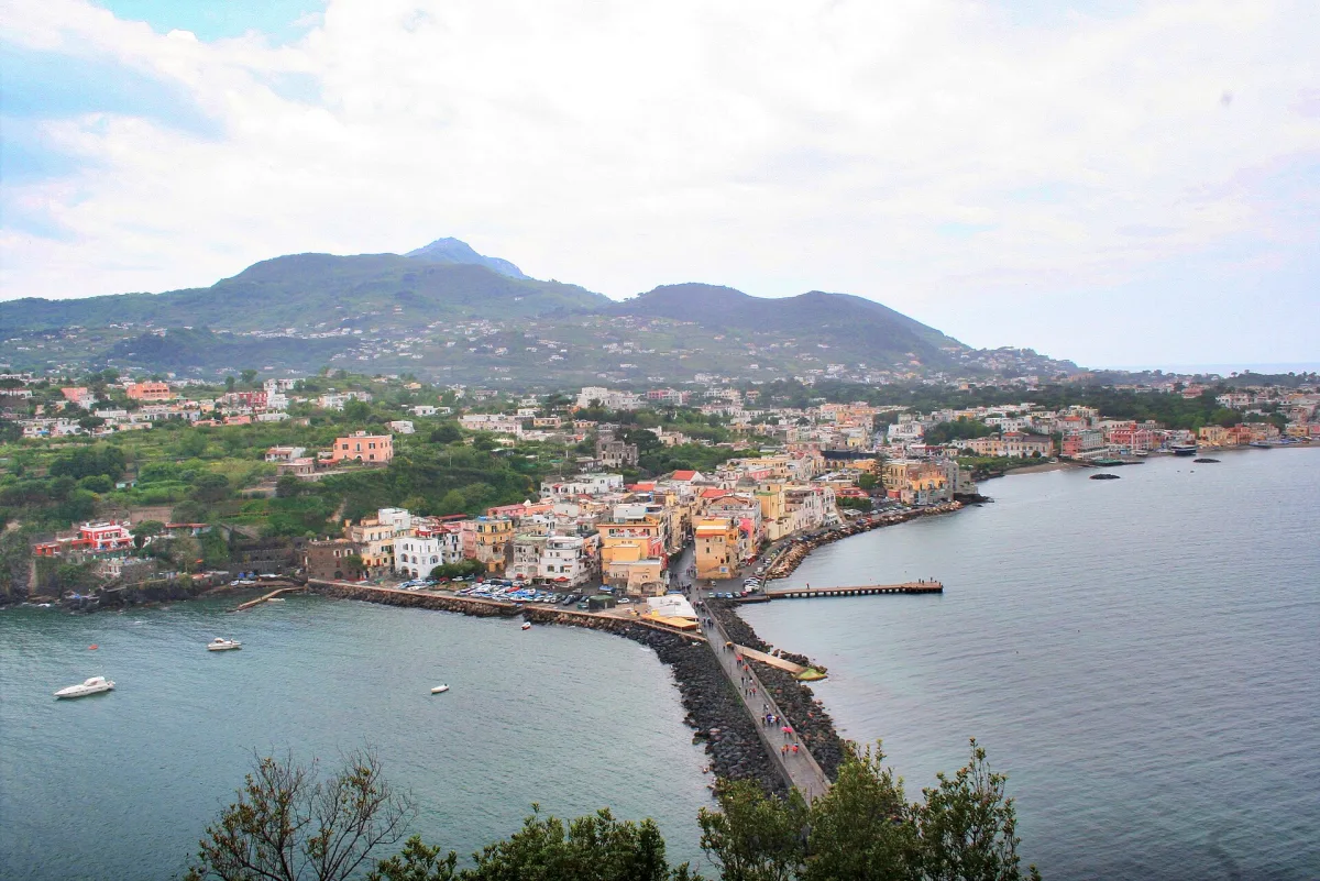 Dove parcheggiare a Ischia: guida completa a zone, costi e consigli 2026