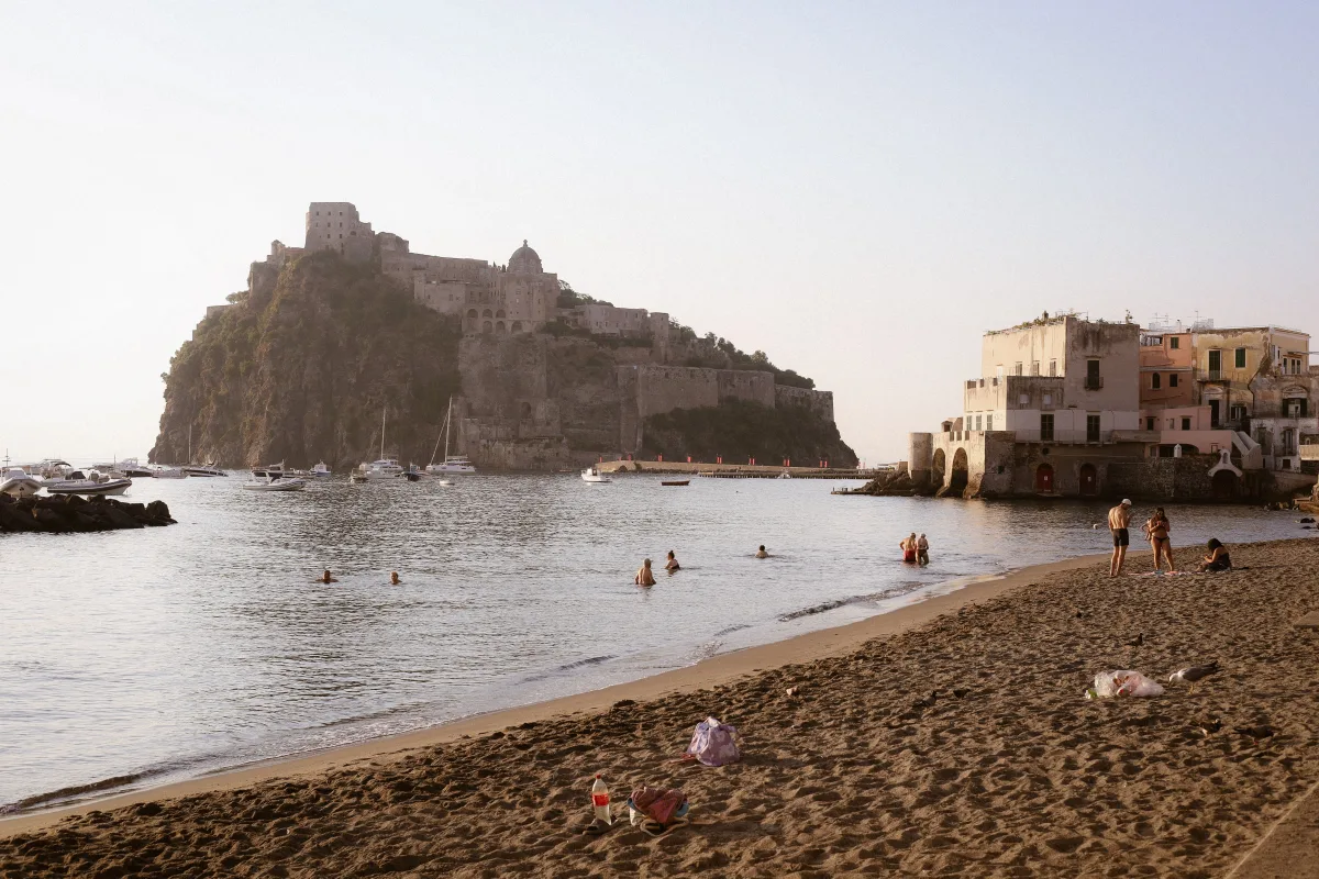 Le spiagge più belle di Ischia: sabbia, calette e spiagge libere (2026)