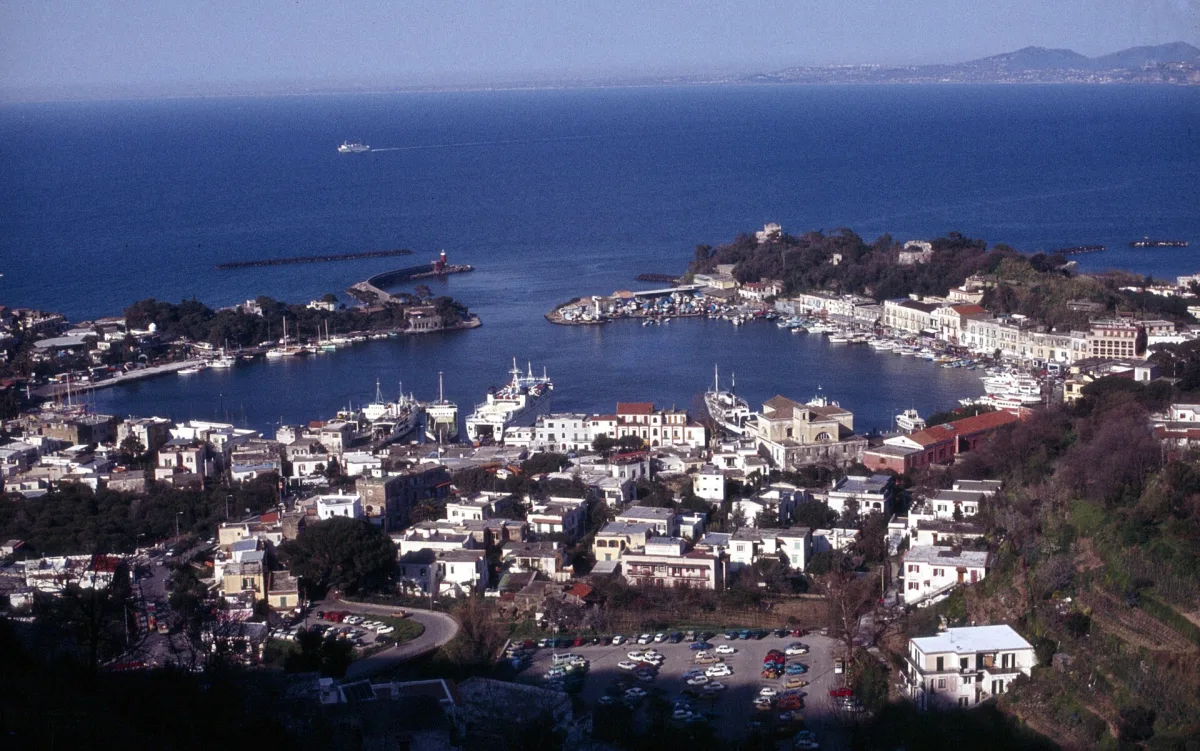 Come arrivare a Ischia: guida pratica da Napoli, Pozzuoli, Capri e aeroporti
