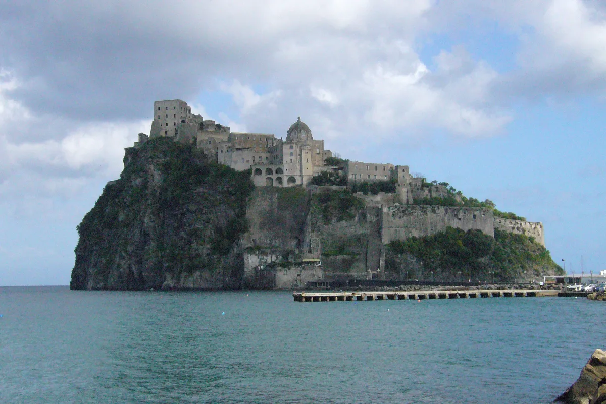 Dove parcheggiare a Ischia: guida completa a zone, costi e consigli 2026