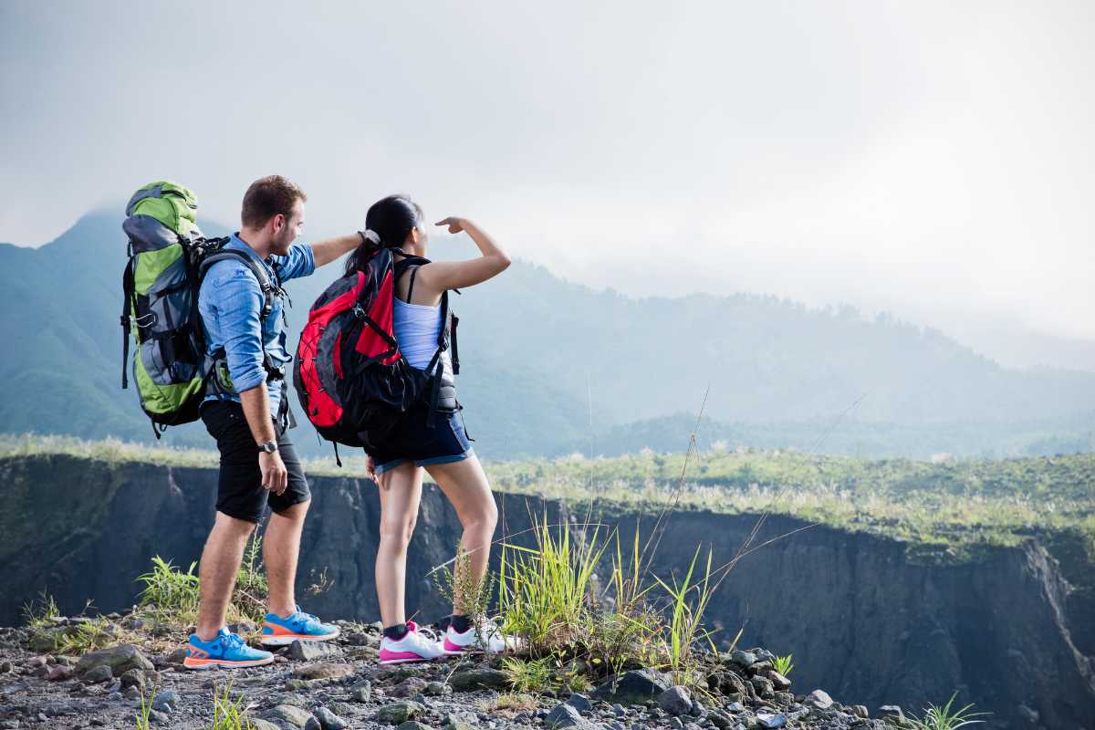 Panorama dalla cima del Monte Epomeo al tramonto, con vista sull’isola di Ischia, vegetazione mediterranea e cielo arancione